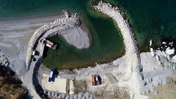 Van Gölü'ndeki balıkçı tekneleri, çekilme nedeniyle limana yanaşmakta zorlanıyor
