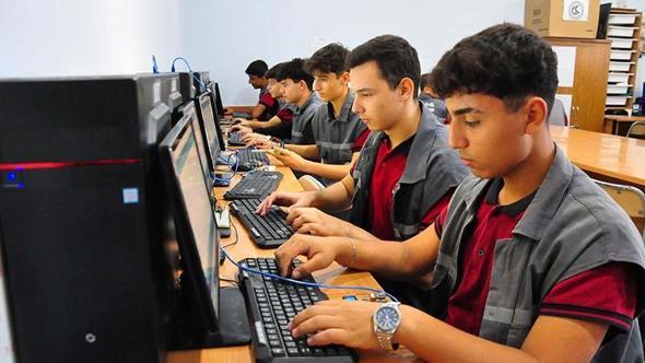 Lise öğrencileri hem kazanıyor hem kazandırıyor