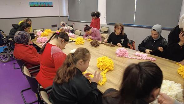 Özel gereksinimli çocuklar sevgi evlerindeki yaşıtları için atkı ördü