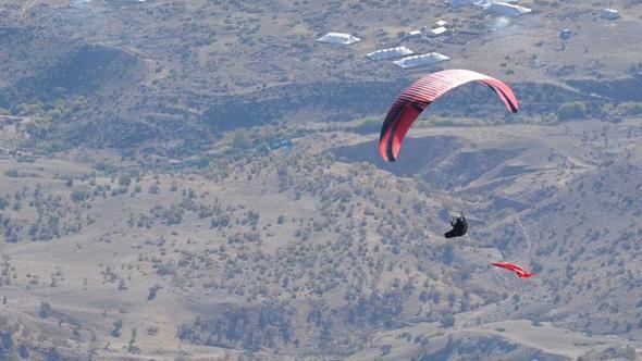 Cudi Dağı'nda yamaç paraşütü yaptılar; pilotlar Türk bayrağı açtı