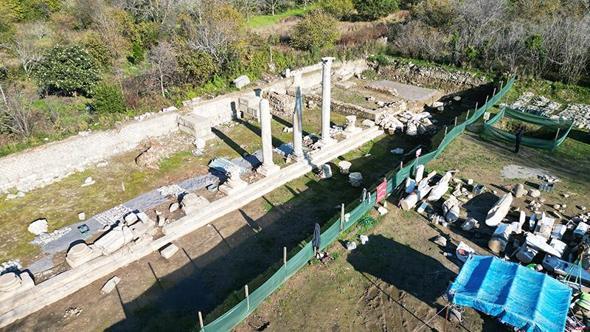 Amastris Antik Kenti'nde Roma dönemine ait sütunlar yerlerine yerleştiriliyor