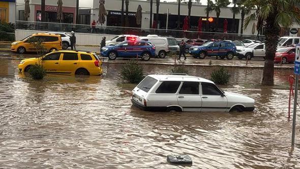 Bodrum'da sağanak; cadde sokaklar göle döndü, araçlar yolda kaldı