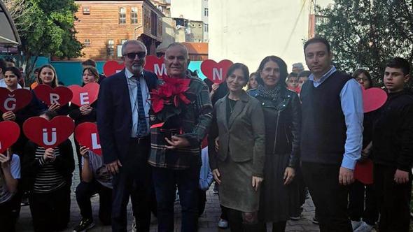 Emekliye ayrılan 38 yıllık öğretmene duygusal veda