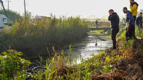 Kanala uçan cipte ölen eşinin cenazesinin çıkarılmasını gözyaşlarıyla izledi