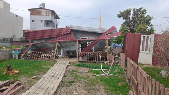 Hatay'da kuvvetli rüzgar çatıları uçurdu