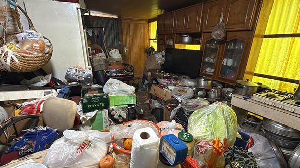 Trabzon'da 3 evden tonlarca çöp çıktı