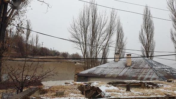 Başkale'de kar yağışı etkili oldu