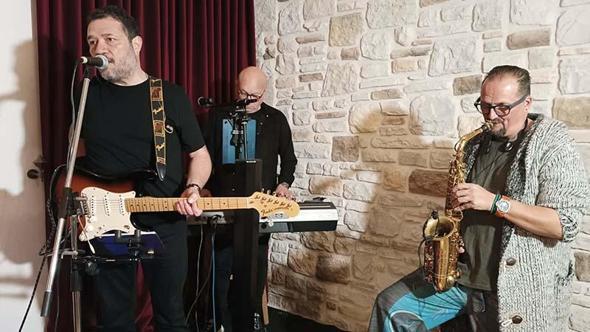 2 mühendis ve 1 cerrah, öğrencilere burs desteği için sahne aldı