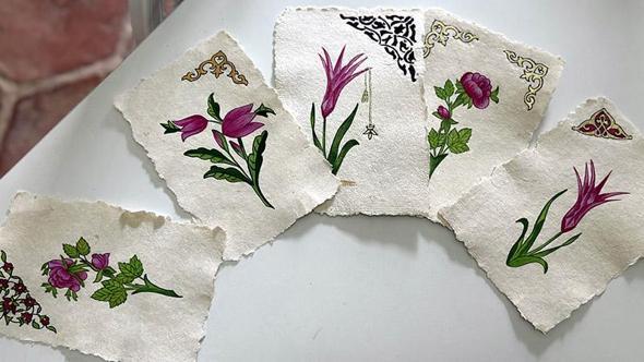 Geleneksel el sanatı Edirnekari'yi kendi ürettiği kağıtlara işliyor