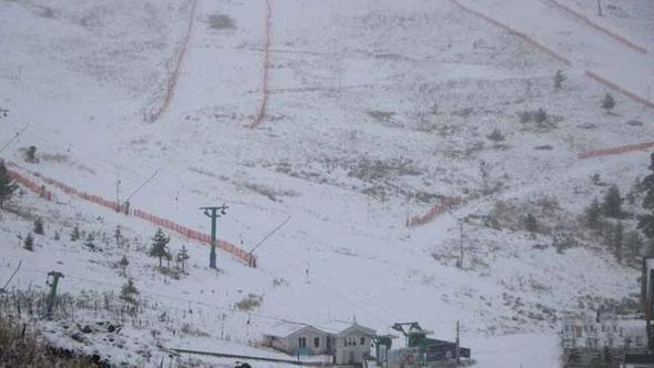 Kartalkaya pistler beyaza büründü, kar kalınlığı 10 santime ulaştı