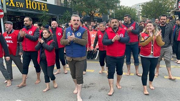İzmir'de belediye işçileri 'çıplak ayakla' yürüdü