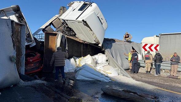 Buzlanan yolda zincirleme kaza
