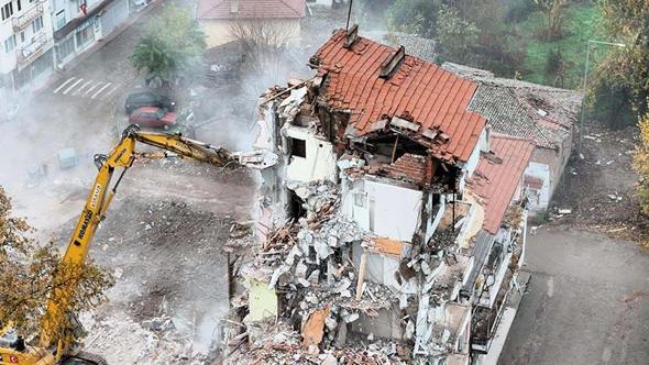 Sındırgı'da 27 Ekim'deki depremde ağır hasar alan binalar yıkılıyor