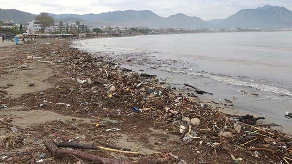 Alanya'da sağanak ve fırtına ile denize sürüklenen atıklar sahilde kirlilik oluşturdu