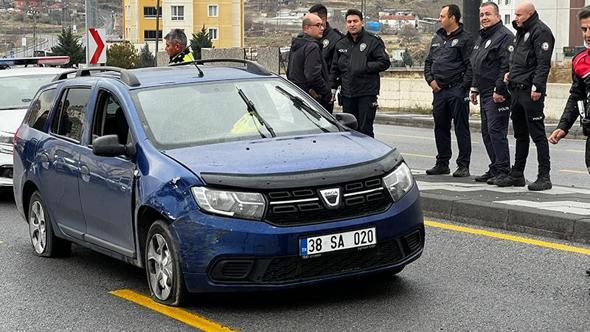 Polisten kaçan ehliyetsiz sürücü, otomobilinin lastiklerine ateş edilerek yakalandı