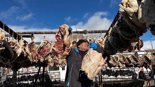 Gurbetteki Karslılar için 900 kazı keserek kurutmaya bıraktı