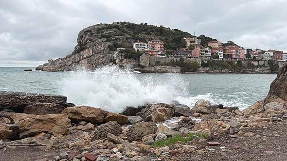 Bartın'da fırtına; dalga boyu 3 metreye ulaştı