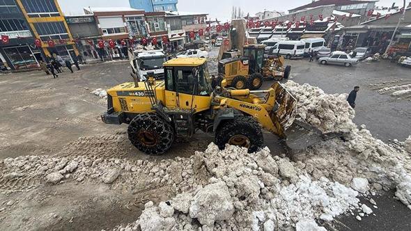 Van ve Hakkari'de kar yağışı etkili oldu; 12 yerleşim yeri ulaşıma kapandı