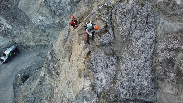 Yusufeli'de kaya riskine karşı endüstriyel dağcılar görevde