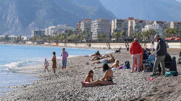 Aralık ayında denize girip, güneşlendiler