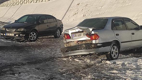 Van'da buzlanmış yolda zincirleme kaza; 5 yaralı