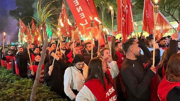 İzmir’de belediye işçileri eylemin ikinci gününde meşalelerle yürüdü