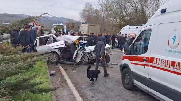 Kamyonla çarpışan otomobil ikiye bölündü: 1 ölü, 2 yaralı