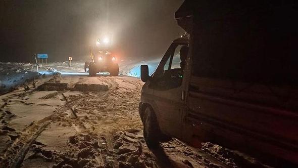 Muş’ta mahsur kalan 5 araçtaki 13 kişi kurtarıldı