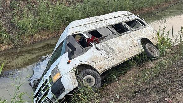 Tarım işçilerini taşıyan minibüs, sulama kanalına devrildi; 18 yaralı