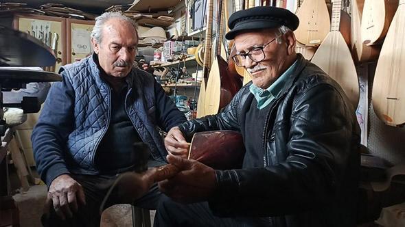 Bağlama çalma hayalini 84 yaşında gerçekleştirdi