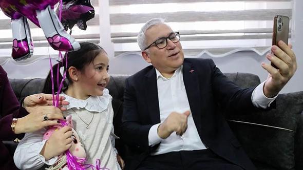 Asker babasını özleyen Gökçe'ye validen sürpriz ziyaret