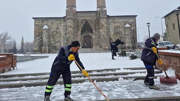 Erzurum ve Erzincan'a kar yağdı