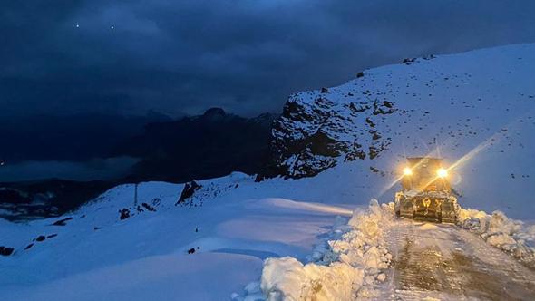 Şırnak’ta köy yollarında karla mücadele çalışması sürüyor
