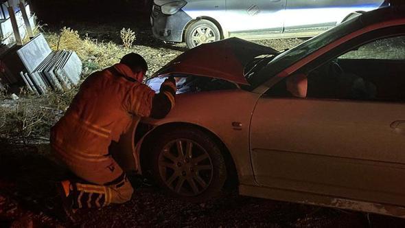 Park halindeki hafif ticari araca çarpan otomobilin sürücüsü, aracını bırakıp kaçtı