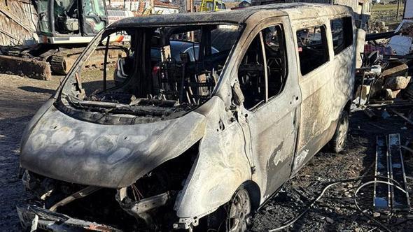 Ankara’da 4 aracın kundaklandığı anlar kamerada