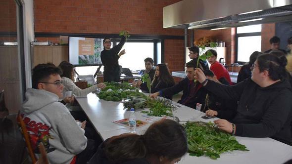 Liseliler, gıda krizine karşı yenilebilir otları tanıyor