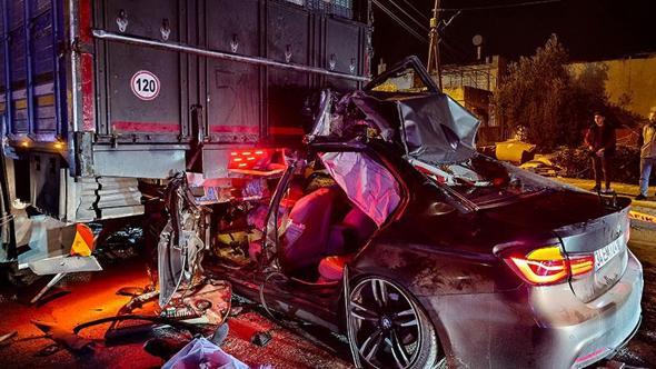 Kaza sonucu yolda duran kamyona otomobil çarptı; 1 ölü, 2 yaralı