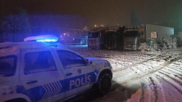 Ilgar Geçidi kar nedeniyle kapandı, araçlar yolda kaldı