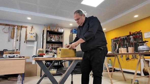 Atık malzemeleri enstrümana dönüştüren öğretmen, öğrencilere çevre bilincini aşılıyor