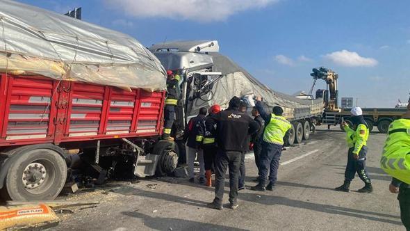 4 TIR zincirleme kazaya karıştı: 1 ölü, 2 yaralı