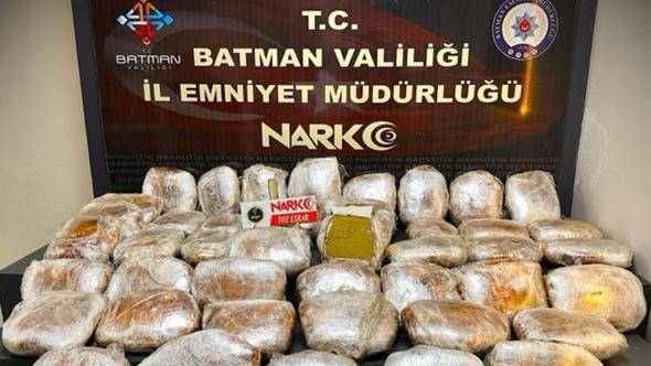 Otomobildeki 56 kilo 750 gram esrarı 'Hector' buldu: 3 tutuklama