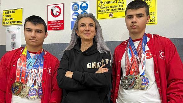 İkizler, öğretmenlerinin tavsiyesiyle başladıkları bilek güreşinde dünya ve Avrupa şampiyonu oldu