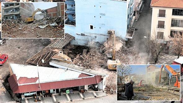Sındırgı'da depremde ağır hasar alan binaların yıkımı sürüyor