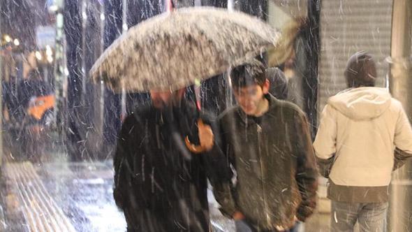 Van merkeze mevsimin ilk karı düştü