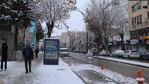 Van'da kar yağışı nedeniyle 90 yerleşim yeri ulaşıma kapandı
