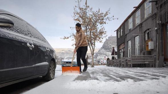 Kars, kar yağışıyla birlikte beyaza bürüdü