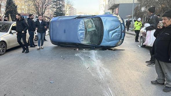 Park halindeki araçlara çarpan otomobil takla attı: 2 yaralı