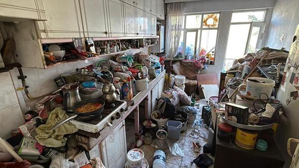 Ev ve apartmanın bahçesinden 10 kamyon çöp çıktı