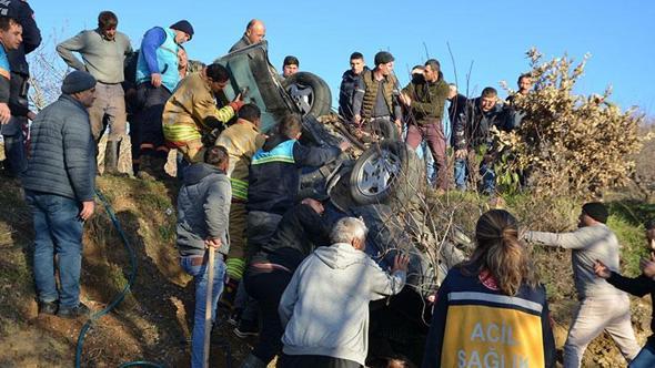 Manisa'da direğe çarpıp, şarampole devrilen otomobilin sürücüsü yaralandı