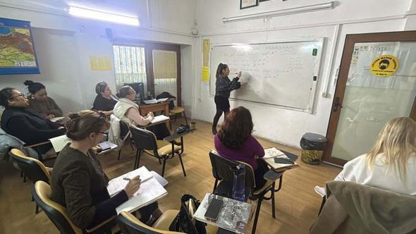 Bodrum'a farklı ülkelerden gelen yerleşik yabancılar Türkçe öğreniyor